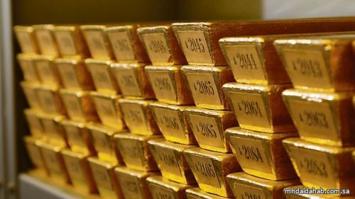 الذهب يرتفع مع تهديدات الرسوم الجمركية.. وارتفاع الدولار يحدّ من المكاسب