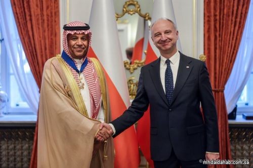 منح السفير الصالح وسام الاستحقاق البولندي برتبة قائد مع نجمة منح السفير الصالح وسام الاستحقاق البولندي برتبة قائد مع نجمة