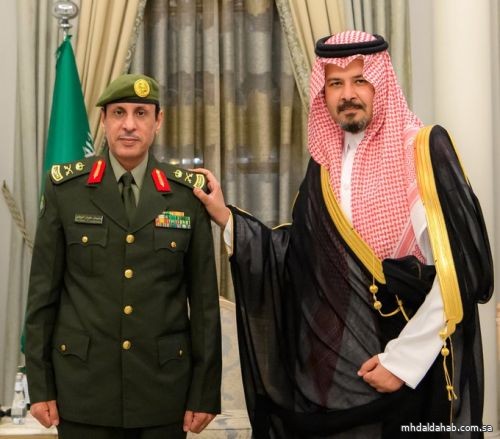 سمو أمير منطقة #المدينة_المنورة #سلمان_بن_سلطان، يُقلّد مدير جوازات المنطقة اللواء سليمان بن حوران الرويلي رتبته الجديدة