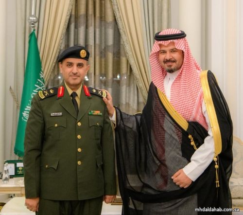سمو أمير منطقة #المدينة_المنورة #سلمان_بن_سلطان، يُقلّد مدير السجون بالمنطقة اللواء فهد بن سعيد القرني رتبته الجديدة سمو أمير منطقة #المدينة_المنورة #سلمان_بن_سلطان، يُقلّد مدير السجون بالمنطقة اللواء فهد بن سعيد القرني رتبته الجديدة