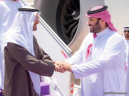 رئيس دولة الإمارات يصل الرياض وولي العهد في مقدمة مستقبليه رئيس دولة الإمارات يصل الرياض وولي العهد في مقدمة مستقبليه