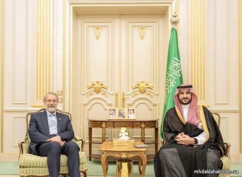 خالد بن سلمان ولاريجاني يستعرضان العلاقات السعودية - الإيرانية