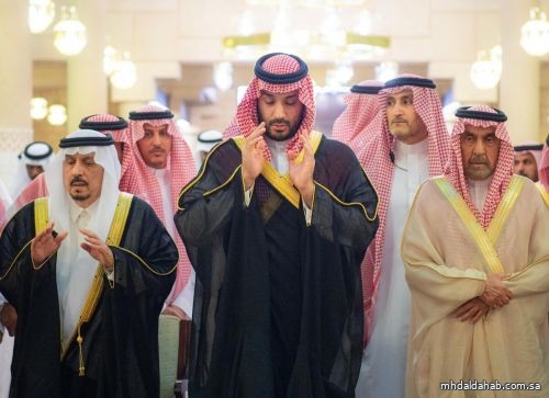 ولي العهد يؤدي صلاة الميت على سماحة الشيخ عبدالعزيز بن عبدالله بن محمد آل الشيخ