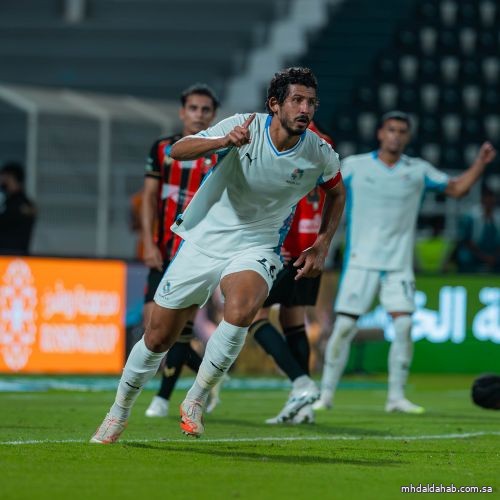 نيوم يواصل تألقه بفوز مثير على الرياض