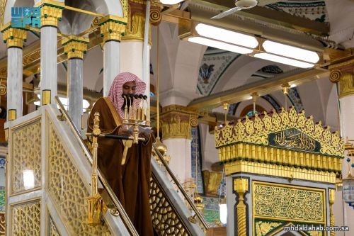 إمام المسجد النبوي: التباهي والتفاخر مظهر كبر وجهل وزيف دنيا