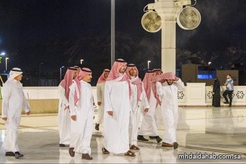 سمو أمير منطقة #المدينة_المنورة يطلع على جانب من الخدمات في #مسجد_القبلتين.