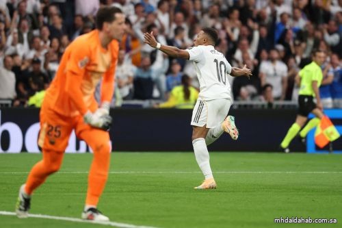 مبابي يتسلم جائزة الحذاء الذهبي كأفضل هداف يوم الجمعة مبابي يتسلم جائزة الحذاء الذهبي كأفضل هداف يوم الجمعة