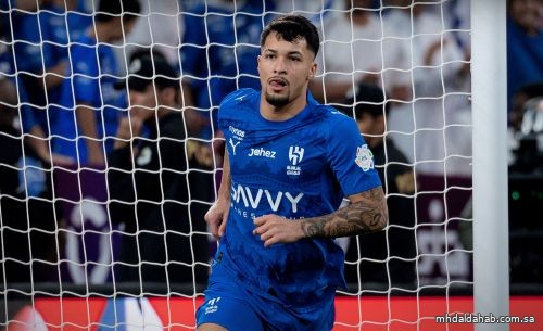 الهلال يهزم الشباب بـ 10 لاعبين