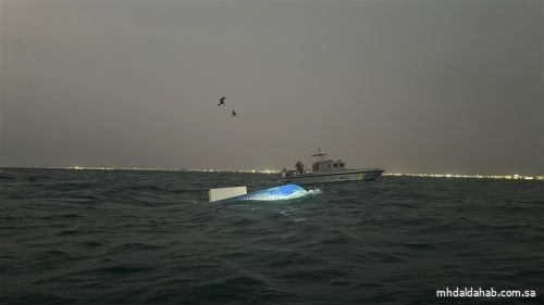 حرس الحدود بمكة ينقذ مقيمين تعرضت واسطتهما البحرية لحالة انقلاب في عرض البحر