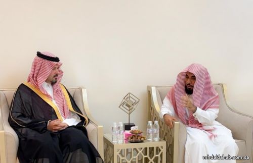 سمو أمير منطقة #المدينة_المنورة #سلمان_بن_سلطان، يعزي فضيلة الشيخ الدكتور عبدالله بن عواد الجهني إمام وخطيب المسجد الحرام، في وفاة والده – رحمه الله –.