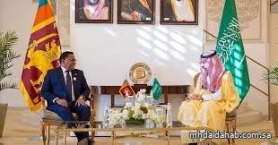 وزير الخارجية يستقبل نظيره السريلانكي ويهديه طابعًا تذكاريًا بمناسبة 50 عامًا من العلاقات