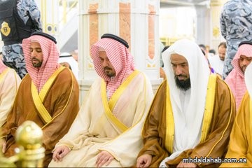 سمو  أمير منطقة #المدينة_المنورة #سلمان_بن_سلطان وجموع المصلين يؤدون صلاة الاستسقاء في #المسجد_النبوي الشريف.