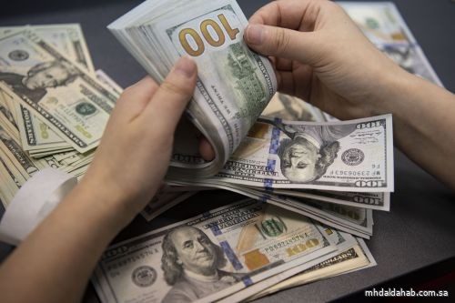 الدولار يستقر قرب أدنى مستوى له