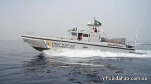 حرس الحدود بمكة المكرمة ينقذ مقيمين تعطلت واسطتهما البحرية في عرض البحر