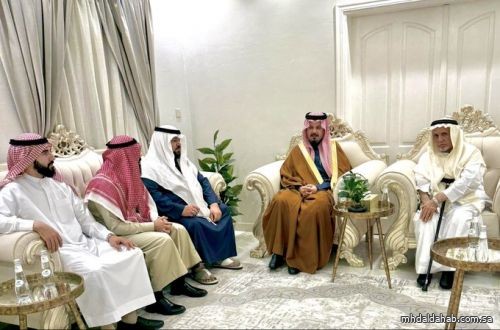 سموّ أمير منطقة #المدينة_المنورة #سلمان_بن_سلطان يعزّي أبناء فيصل عبدالملك النعمان، مؤذن المسجد النبوي الشريف – رحمه الله