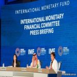 وزير المالية رئيس اللجنة الدولية للشؤون النقدية والمالية يعقد مؤتمراً صحفياً